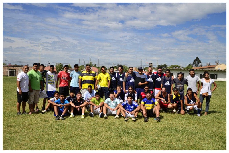 JUGADORES INTEGRAN UN EQUIPO DE FUTBOL jugadores integran un equipo de futbol: