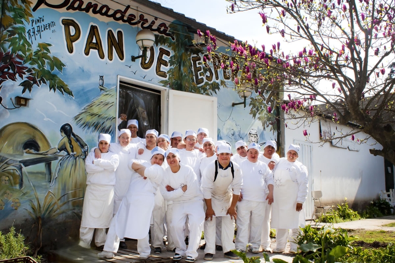 Jóvenes de la Panadería Pan de Esperanza del Taller Protegido de Andar